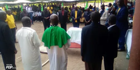 Les representants prient sur le livres de Luc