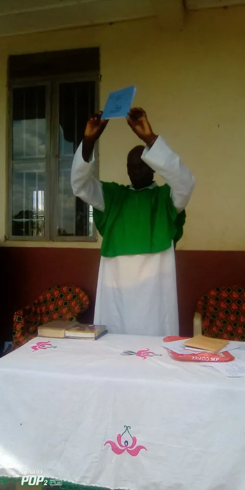 Présentation Luc par le pasteur catholique